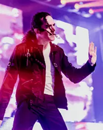 Homme déguisé en Michael Jackson